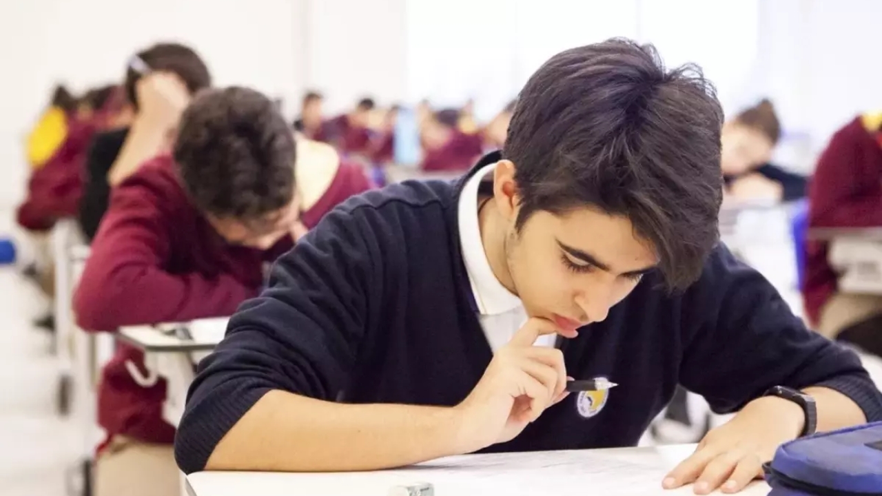 MEB Özel Yayınevlerinin Deneme Kitaplarını Yasakladı Ama Okullar Uyguluyor